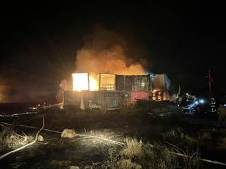 金門暗夜惡火 堆滿瓦斯桶貨櫃屋燒到變形 花4小時才撲滅