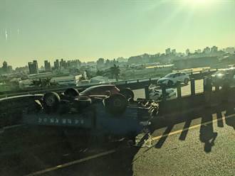 74快速道路潭子段追撞事故「貨車90度翻覆卡護欄」3人傷