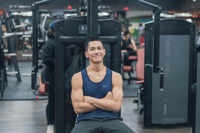 梁瀚名在健身房帅气登场。（TVBS提供）