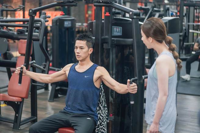 梁瀚名在健身房帅气登场。（TVBS提供）