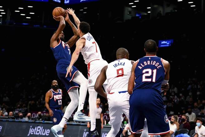 篮网队杜兰特(左)后仰跳投。（美联社资料照）