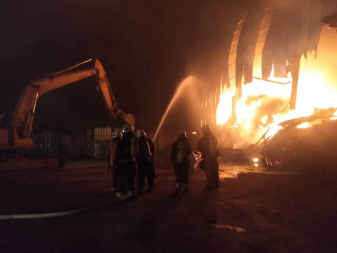 桃園中壢環保回收場大火從凌晨燒到白天無人傷亡。(消防局提供／呂筱蟬桃園傳真)