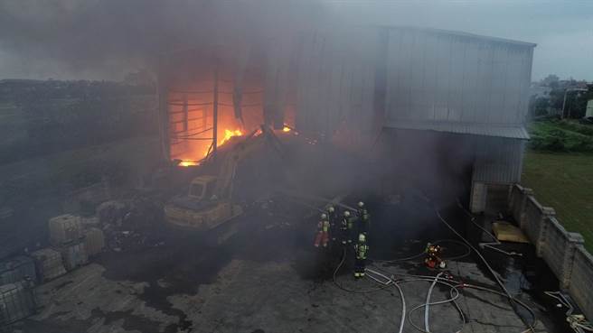 桃園中壢環保回收場大火從凌晨燒到白天無人傷亡。(消防局提供／呂筱蟬桃園傳真)