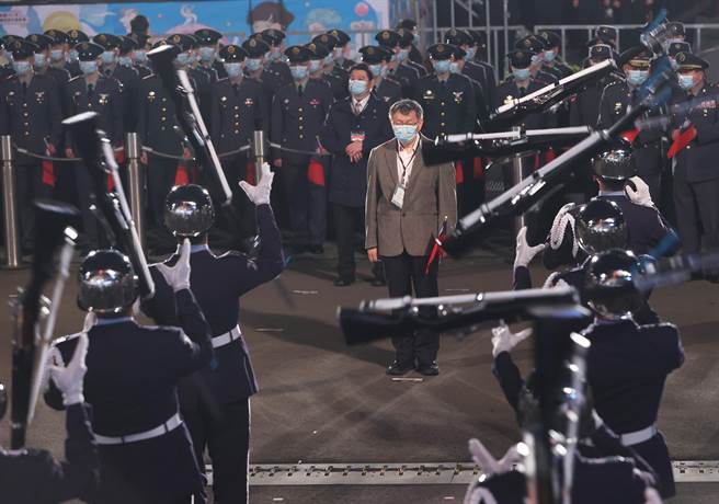 三軍樂儀隊在總統府元旦升旗典禮中演出，未入府而直接到戶外現場站定位的台北市長柯文哲（中）獨自欣賞表演。（台北市攝影記者聯誼會提供）