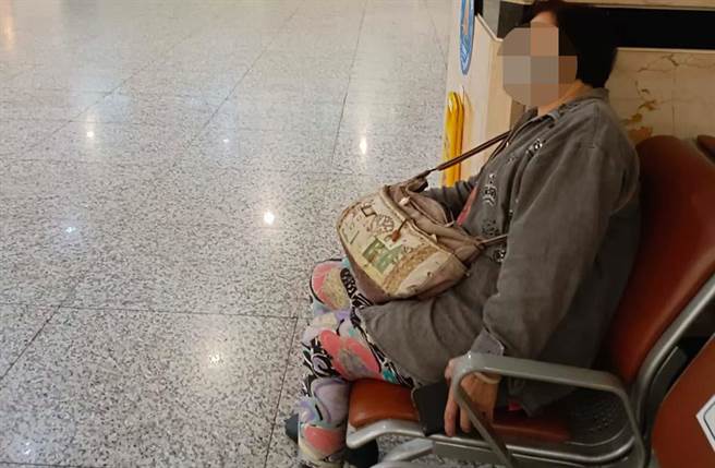 高雄BMW酒驾毁了林家一家4口，有网友捕捉到林阿嬷呆坐病房外，无语问苍天令人不舍的模样。（翻摄脸书社团《●【爆怨公社】●》）