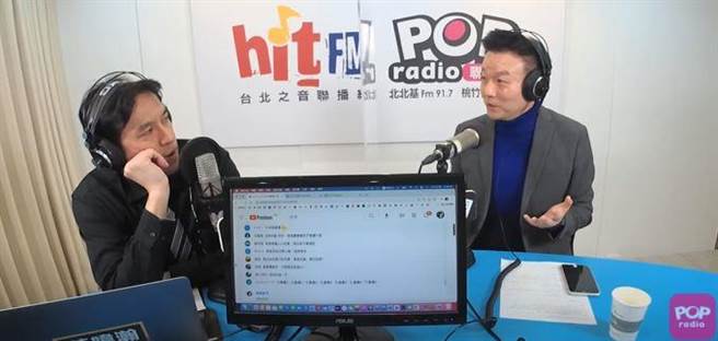 于北辰(右)接受媒體人黃暐瀚(左)專訪。(取自POP Radio聯播網Youtube官方頻道)