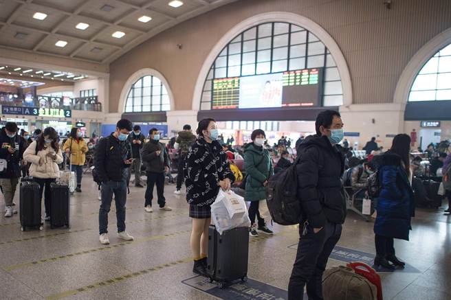 大陆2022年铁路春运自1月17日开始，2月25日结束，共40天，全大陆铁路预计发送旅客2.8亿人次，年增长28.5％。(新华社)