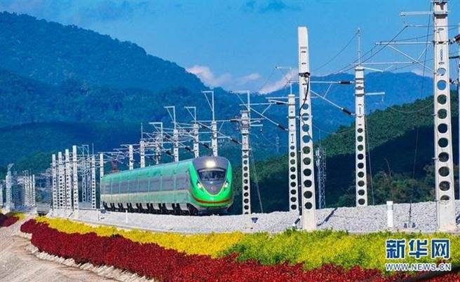 「中老铁路」开通运营1个月，累计发送旅客67万人次，发送货物17万吨，呈现客货运输两旺态势。(新华社)