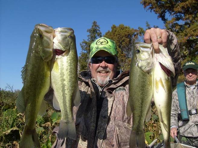 图为美国德州城市德克萨卡纳的当地民眾拿着天上掉下来的鱼。(翻摄自fb Mike Siefert)