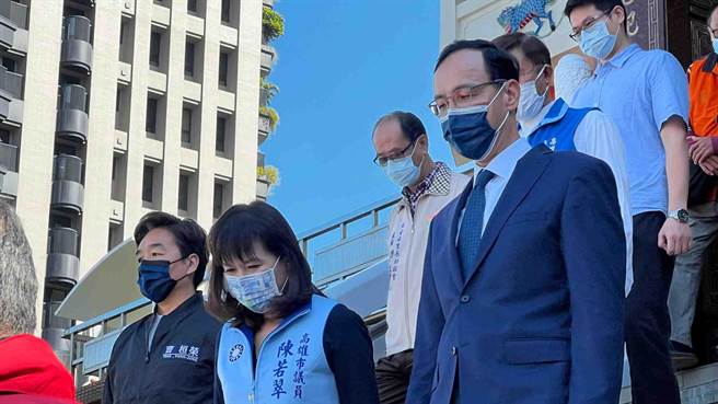 国民党主席朱立伦（右）今（3）日到高雄大港埔鼓寿宫参拜。（柯宗纬摄）