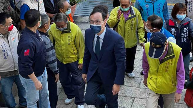 国民党主席朱立伦今（3）日到高雄跑行程时，媒体问及，有关中二补选最后1周，民进党府院检调一起出笼，怎么看、怎么帮顏宽恒最后衝刺？他痛批，绿营不要以外来力量影响选举。（柯宗纬摄）