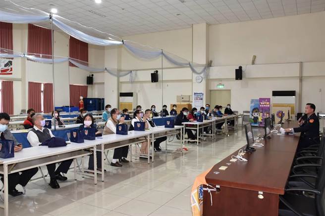 太平警分局邀請轄內各金融機構、珠寶銀樓業、當鋪業、彩券業及加油站等業者共同參與「111年度加強重要節日金融機構安全維護暨保護民眾存提款座談會」。（台中市太平警分局提供／馮惠宜台中傳真）