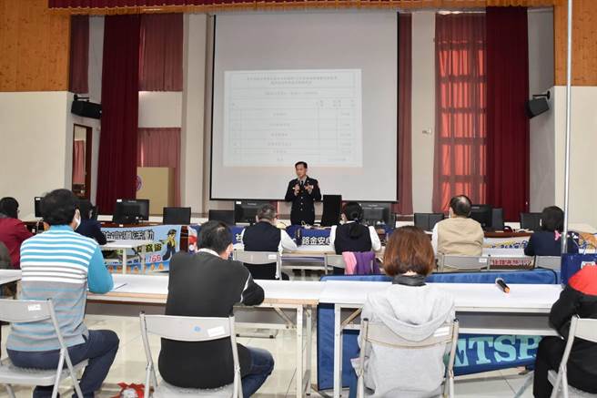 太平警分局邀請轄內各金融機構、珠寶銀樓業、當鋪業、彩券業及加油站等業者共同參與「111年度加強重要節日金融機構安全維護暨保護民眾存提款座談會」。（台中市太平警分局提供／馮惠宜台中傳真）