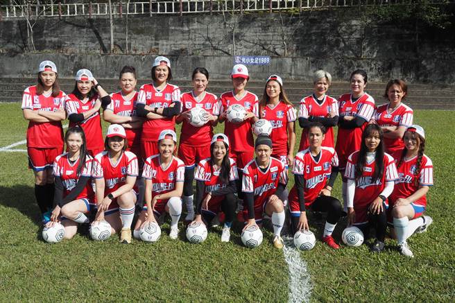现役中华女足队长王湘惠（上排右四）日前邀请多位校友回到母校花莲光復国小和小球员互动，并期望未来能成立类似校友队的组织，吸引更多人加入足球队，改变女足低潮困境。（王湘惠提供／罗亦晽花莲传真）