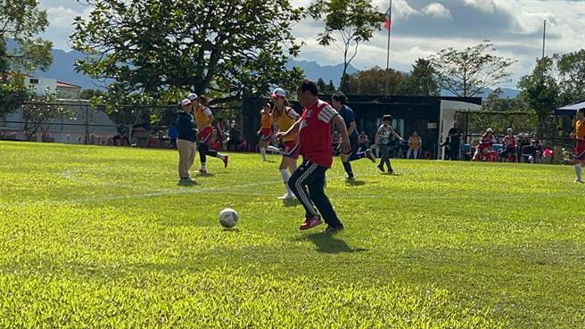 现役中华女足队长王湘惠日前邀请多位校友回到母校花莲光復国小和小球员互动，盼能藉此吸引更多人加入足球队，改变女足低潮困境。（王湘惠提供／罗亦晽花莲传真）