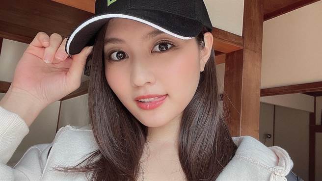 日本寫真女星林夢（林ゆめ）近日化身最辣外送員，大秀好身材。（圖／twitter@H_yume_1018）