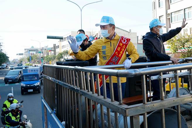 中二选区立委补选国民党候选人顏宽恒，3日站上选举战车，于龙井区进行拜票。（黄国峰摄）