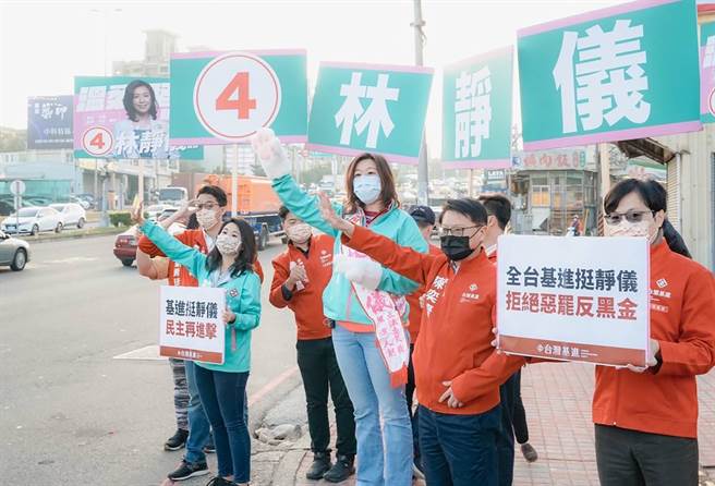 中二选区立委补选民进党候选人林静仪，3日在沙鹿区顏宽恒的总部正对面、屏西路与向上路口拜票。（陈淑娥摄）