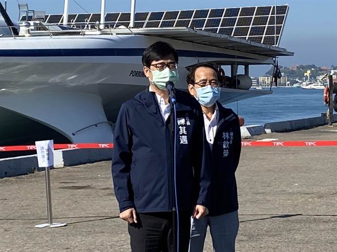 前高雄市长韩国瑜出书復出江湖，高市长陈其迈送6字祝福。（石秀华摄）