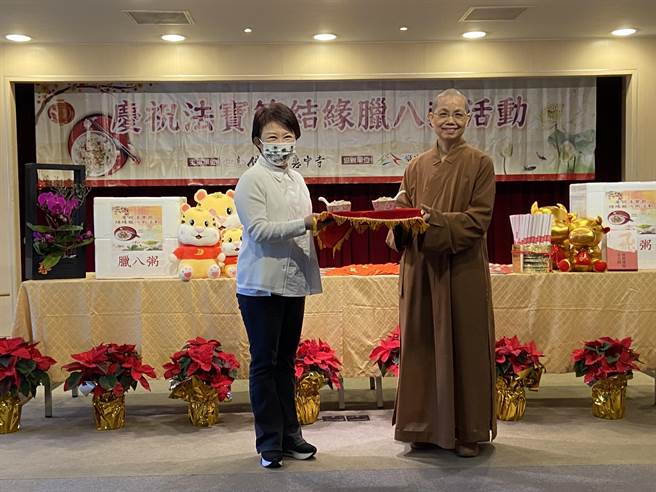 佛光山惠中寺3日上午在市府举办「佛光山惠中寺庆祝法宝节结缘腊八粥活动」。（卢金足摄）