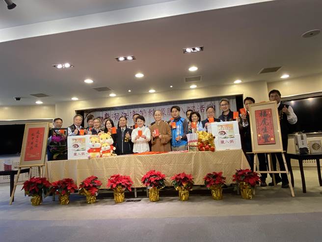 「佛光山惠中寺庆祝法宝节结缘腊八粥活动」，准备数千杯腊八粥、春联及红包致赠洽公民眾及市府员工。（卢金足摄）