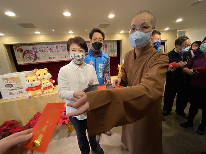 佛光山中区总住持觉觉居法师说，要替台中市民欣喜，「我们有这样的福报，有这样的一个市长」。（卢金足摄）