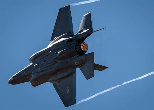 1架F-35A戰機在科羅拉多州大航展（The Great Colorado Air Show）中展示性能的畫面。（美國空軍）
