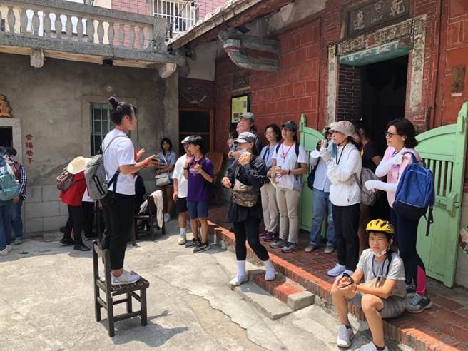 王若穎從高雄市明誠高中畢業後，未直接升大學，而是要利用2年探索人生方向，她參與鳳山社大課程「人·閱讀·城市小旅行」擔任杏福巷子導覽員。（教育部提供／林志成台北傳真）