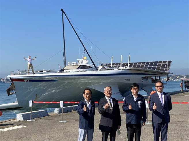 高雄副市长林钦荣、宏碁集团荣誉董事长施振荣、高雄市长陈其迈和宏碁董事长陈俊圣（从左至右）和从高雄港出发的MS Porrima合影。（石秀华摄）
