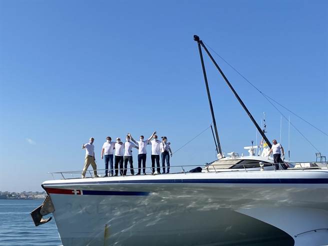 以倡议蓝色经济闻名的 Dr. Gunter Pauli和船员搭乘 MS Porrima 今（3）日抵达高雄港9号码头。（石秀华摄）