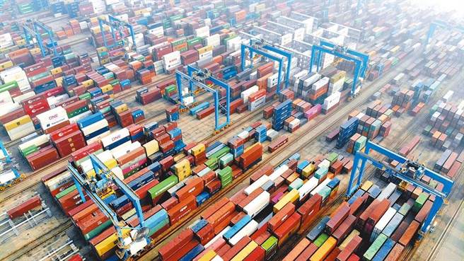 圖為正在作業中的山東青島港全自動化貨櫃碼頭。（新華社）
