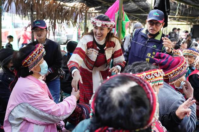 國民黨立委許淑華體驗穿原住民服飾，與族人同樂。（圖／摘自許淑華臉書）