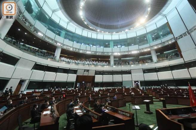 香港新一届立法会议员3日宣誓，由特首林郑月娥监誓。（摘自东网）