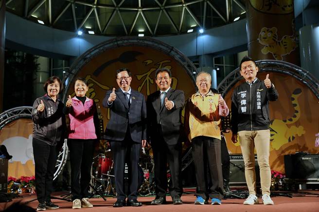 台南市平安祈福燈會圓滿閉幕前，桃園市長鄭文燦（左三）在台南市議長郭信良（右三）的邀請下抵達會場。（南市議會提供／洪榮志台南傳真）