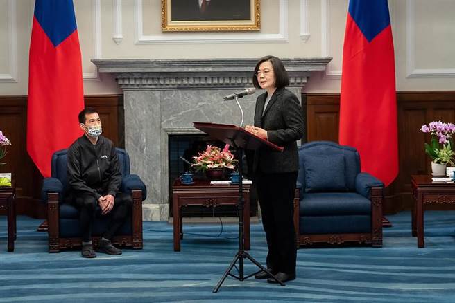 蔡英文总统今（3）日上午接见「第25届3100英哩超级马拉松竞赛选手罗维铭等代表」(总统府提供)