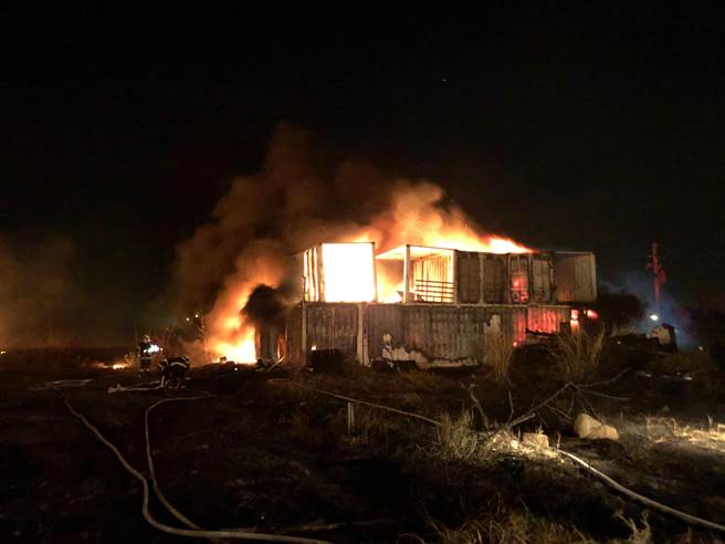 在东北风助威下，火势愈来愈猛烈，情况十分危急。（金门县消防局提供）