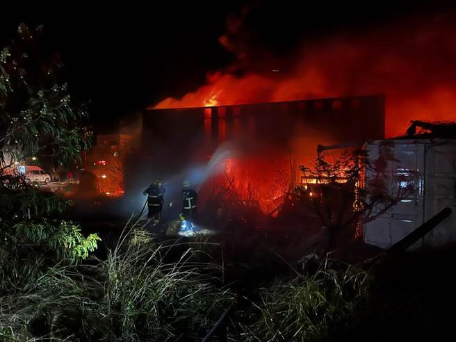 县消防局出动12车43人，外加一辆挖土机支援，4小时后才完全扑灭。（金门县消防局提供）