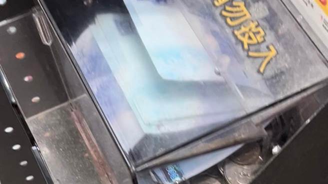 一名男网友表示，在便利超商结帐买东西时发现，一旁的捐款箱中，竟有一大迭千元钞，目测至少有5万元，令他十分吃惊。（图／翻摄自爆废公社二馆）