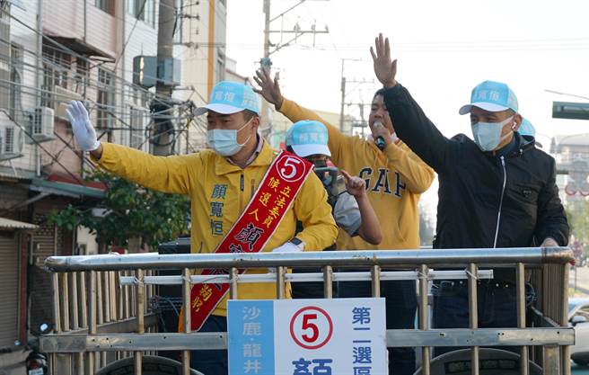 中二選區立委補選國民黨候選人顏寬恒（左），3日在議員林孟令（右）陪同下，站上選舉戰車，於龍井區進行拜票。（黃國峰攝）