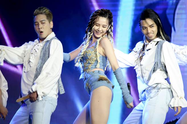 安心亚性感辣翻高雄跨年晚会。（民视提供）