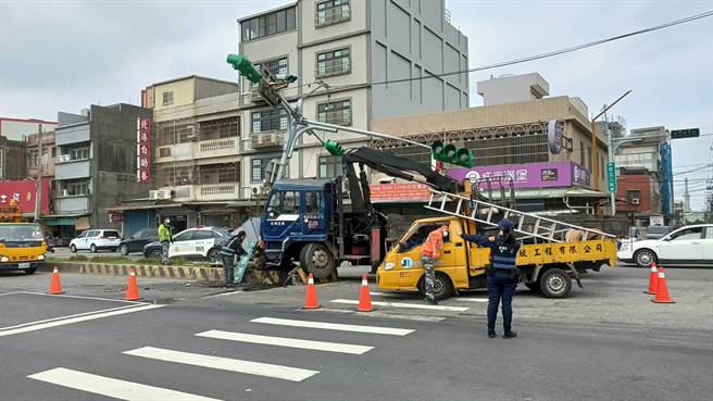 大貨車疑因剎車失靈衝撞分隔島，還擦撞到騎士害骨折送醫。(翻攝照片／蔡依珍桃園傳真)