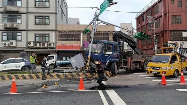 大貨車疑因剎車失靈衝撞分隔島，還擦撞到騎士害骨折送醫。(翻攝照片／蔡依珍桃園傳真)