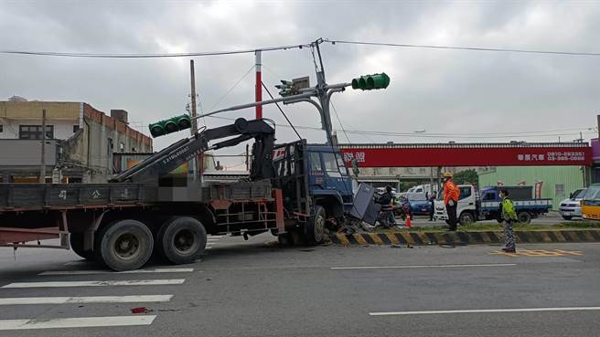 大貨車疑因剎車失靈衝撞分隔島，還擦撞到騎士害骨折送醫。(翻攝照片／蔡依珍桃園傳真)