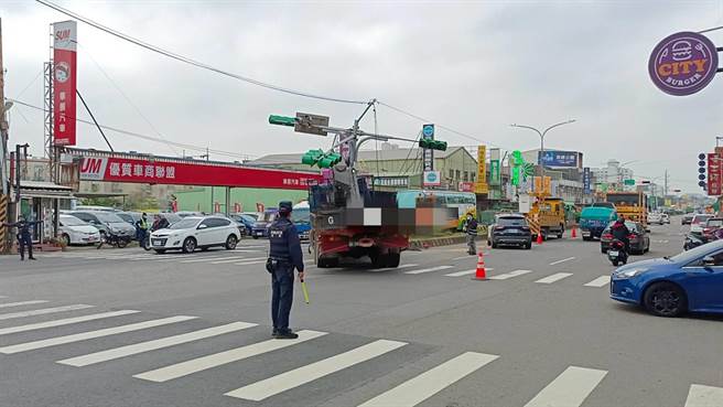 大貨車疑因剎車失靈衝撞分隔島，還擦撞到騎士害骨折送醫。(翻攝照片／蔡依珍桃園傳真)