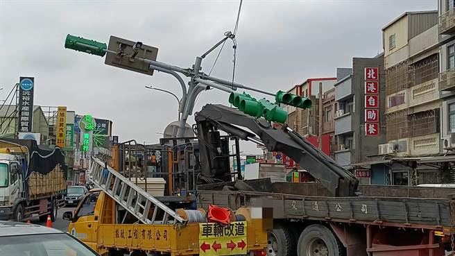 大貨車疑因剎車失靈衝撞分隔島，還擦撞到騎士害骨折送醫。(翻攝照片／蔡依珍桃園傳真)