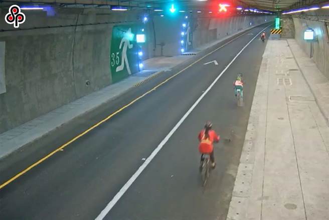 元旦日3名自行车骑士环岛，但因不熟路况误闯苏花改，被警方开罚。（民眾提供）