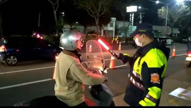 彰化縣警局交通隊結合八大分局在元旦三天連假實施酒駕大執法，共計查獲62件違規酒駕，取締件數是六都以外最高。（警方提供／謝瓊雲彰化傳真）