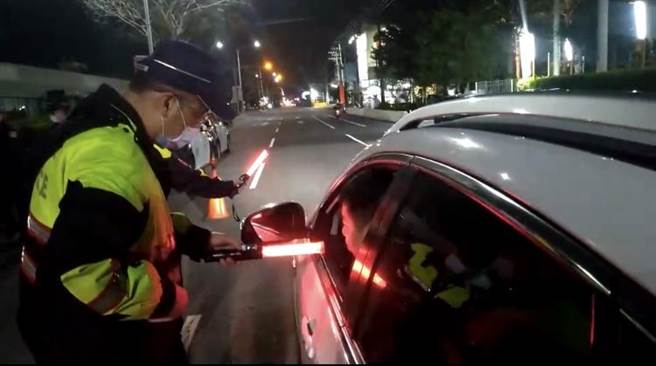 彰化縣警局交通隊結合八大分局在元旦三天連假實施酒駕大執法，共計查獲62件違規酒駕，取締件數是六都以外最高。（警方提供／謝瓊雲彰化傳真）