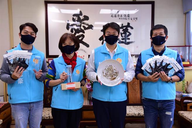 花莲市与韩国蔚山广域市缔盟姊妹市40周年，广域市赠送纪念瓷盘、口罩及随行杯，庆贺两市的情谊。（花莲市公所提供／罗亦晽花莲传真）