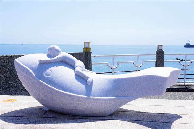 花莲市公所与韩国蔚山广域市去年缔盟姊妹市满40周年，邀请知名插画家当肯，设计代表2市友谊的纪念艺术装置「鲸探号」，放置在北滨外环道。（花莲市公所提供／罗亦晽花莲传真）